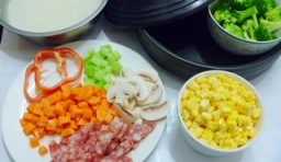 臘腸切成片，蘑菇洗凈切片，把西蘭花根部切成丁，胡蘿蔔洗凈切丁，彩椒切成圈；
