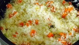 放入預先泡好的大米，翻炒大米，直到大米均勻的發亮。
