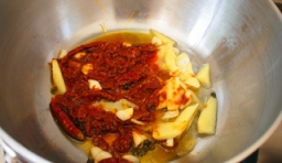 鍋里加入適量的油燒熱后，放入切好的生薑、蒜、干辣椒，青花椒和豆瓣醬，爆香；
