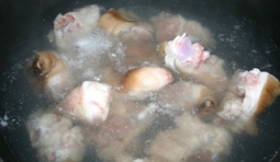 鍋內加入適量的水，放入料酒後，開火煮豬蹄，為了去腥味和血水；