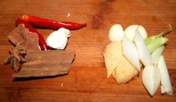 姜蒜去皮切片，蔥洗凈切段；
