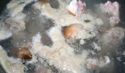 鍋內可能會出現白沫子，要用勺子掠去，掠去白沫的豬蹄，要煮20分鐘，煮好后撈出；
