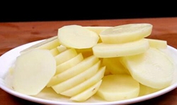 土豆洗凈去皮，切成片；