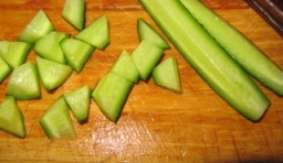 將黃瓜用清水沖洗乾淨，切菱形塊，放入盤中,小蔥洗凈，切碎；