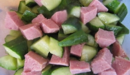 把切好黃瓜放入盤中，撒點鹽腌上大概5分鐘，加入切好午餐肉；