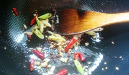 鍋里放油，放入花椒、辣椒煸炒，放入蔥、姜、蒜煸炒出香味；