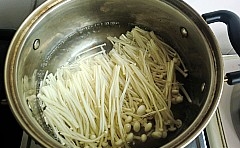 金針菇放在開水鍋里焯燙片刻后瀝干水分；