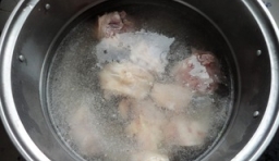 鍋中加清水燒開后把大骨頭放入煮幾分鐘，后撈出；