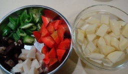 把胡蘿蔔、冬筍和青椒洗凈，切成塊，土豆去皮切成塊，用清水浸泡一下；