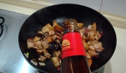  放入香菇翻炒到熟后，倒入炸好的土豆炒后，加入適量黃灑、醬油、蚝油炒均勻；