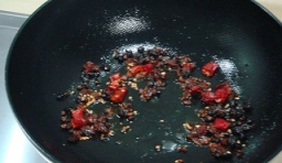 鍋中留有少許的底油，下入花椒和干豆豉炒香后，再放入豆瓣醬要炒出紅油來，隨後下入干辣椒炒香；