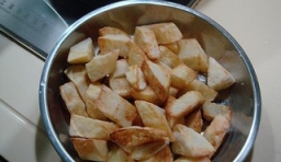 土豆拌好后，稍潤片刻，等到澱粉沾在土豆上有些發潮時，才可以下鍋煎炸，這樣的做法既不會臟油，又能把土豆塊快速的炸至金黃色，才可以撈出；
