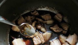 把調好的調料倒入五花肉上，用勺子輕輕攪拌一下；
