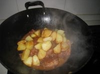 排骨熟后把土豆放進去再燜至軟；