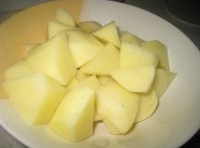 土豆去皮洗凈后再切成大小相同的塊；