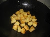 鍋中放點油，把土豆放進去煎香后盛起；