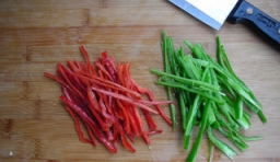 青、紅椒用清水沖洗乾淨，去除籽，切細絲；