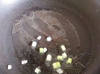 鍋內倒油燒熱，煸香蔥白后把冬瓜放進去翻炒兩分鐘；
