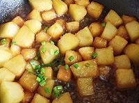 煮熟後用大火收汁，放點雞精、蔥花炒勻即可出鍋。