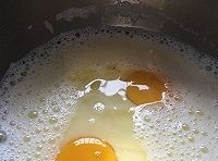 奶液涼透后把雞蛋打進去拌勻；