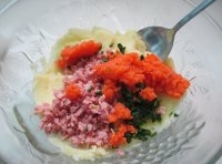  胡蘿蔔、西芹葉和香腸粒放進土豆泥里拌勻；