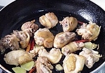 煸香后改用小火把炸好的雞塊放進去炒勻；