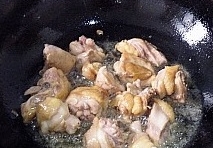 鍋中倒花生油燒熱把雞塊放進去炸至金黃后，撈出瀝油；