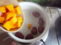 煮出紅棗香味后把切好的南瓜塊放進去燉煮；