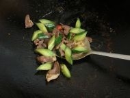 把炒熟的青瓜放進去翻炒均勻即可出鍋；