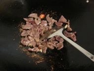 爆香后把豬心倒進去快炒熟時加點蚝油拌勻； 