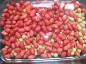 黃豆、紅衣花生米放在冷水裡浸泡30分鐘；
