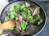 鍋內倒點油燒熱，把豬肝放進去翻炒下再放黑木耳、青椒進去翻炒；