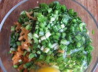 韭菜、胡蘿蔔、雞蛋打碎放入麵粉碗里，加點鹽、雞精調味；