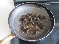 在鍋里燒加水燒開，把黑木耳放進去氽燙兩分鐘后撈出；
