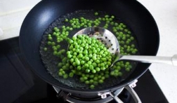 豌豆放入開水鍋里焯會煮熟；