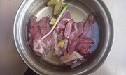 羊肉洗凈后切成大塊，再加點蔥、姜放入開水鍋里焯水；
