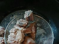 在鍋里放入適量的水燒開后，放入切塊的排骨微煮后，用漏勺撈出；

