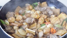黃豆醬放一勺進去，加點熱水炒干入味後放入干鍋內即可；