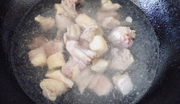 鍋內加水燒開，把黃酒、鴨肉塊放進去浸泡30分鐘；
