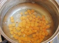 紅薯丁洗凈后切成丁放入鍋里煮兩分鐘后撈出瀝干水分；