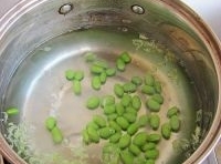 青豆放入開水鍋里煮上幾分鐘至熟；