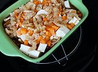 把切塊的豆腐放入碗中，在豆腐上面放入胡蘿蔔丁和蝦干；
