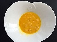 將雞蛋打散在碗中，用筷子攪打均勻；
