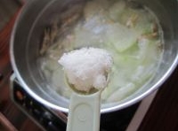 把氽燙后的蟶子放進去煮開至冬瓜呈透明時加點鹽調味；