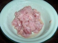 裡脊肉洗凈后切成片，加點鹽、澱粉腌製片刻；