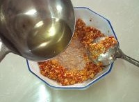 鍋內倒油燒熱，燒熱后把熱油淋在辣椒碎上，激出香味；