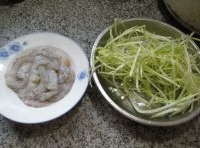 蝦仁處理乾淨、韭菜芽用清水洗凈切開；