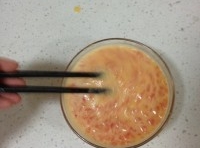 將西紅柿用水沖洗乾淨，切成丁，在碗中打入2個雞蛋， 用筷子攪打均勻， 加入少許的鹽和一點澱粉；