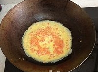 鍋中刷上一層薄薄的油，燒熱后，倒入攪打均勻蛋液煎制，煎到兩面泛金黃色后， 從鍋中取出；

