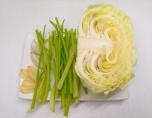 把高麗菜用清水沖洗乾淨，用手撕成適口大小，芹菜洗凈，切小段，大蒜和生薑切片；
